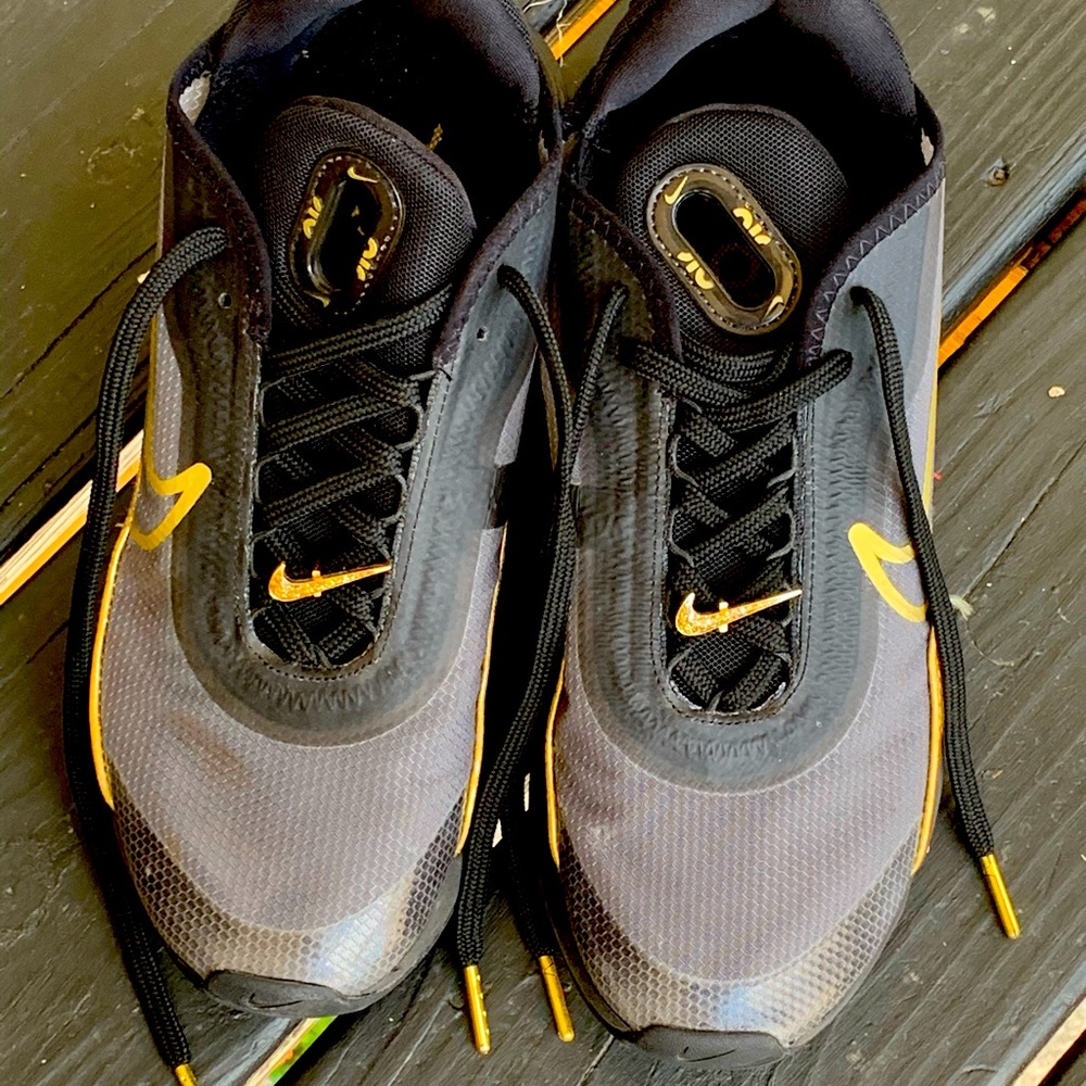 Nike Men’s 2090 Sz 8.5